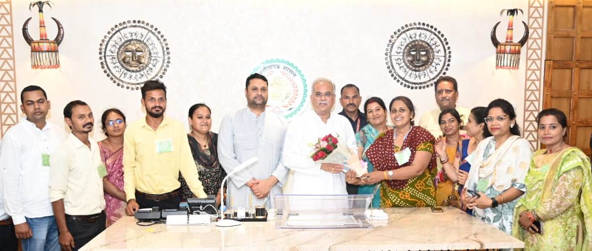 मुख्यमंत्री श्री <a href="/bhupeshbaghel/">Bhupesh Baghel</a> से अतिथि शिक्षक विद्या मितान संघ के प्रतिनिधिमण्डल ने की मुलाकात।

- मानदेय वृद्धि किये जाने पर प्रतिनिधिमंडल ने श्री बघेल को पुष्पगुच्छ भेंटकर आभार जताया।

- उल्लेखनीय है कि अतिथि शिक्षकों के मानदेय में 2 हजार रुपये मासिक की बढ़ोत्तरी की गई है।