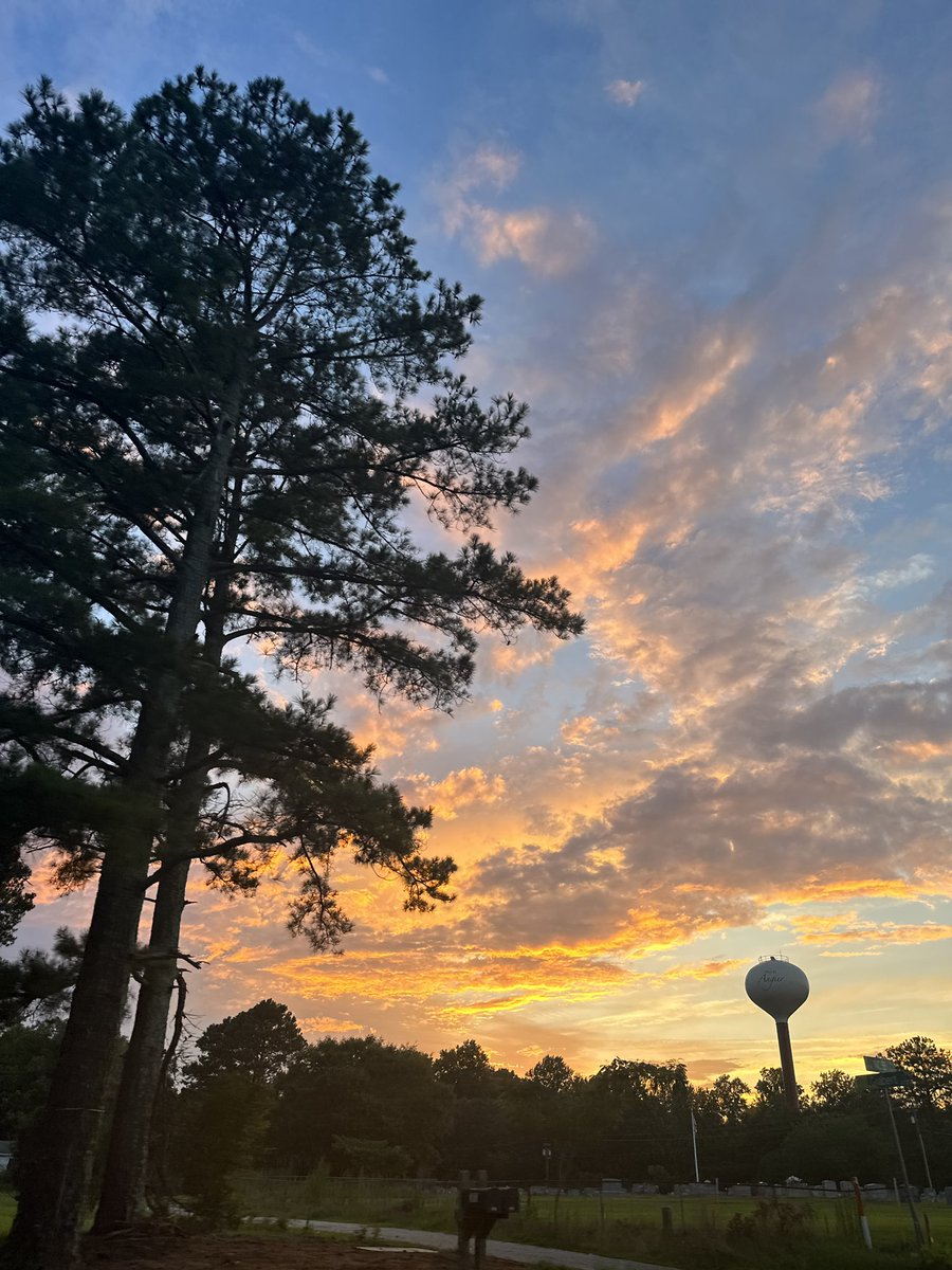 AkbarArwa's tweet photo. Natures daily masterpiece 🌅💫 https://t.co/bKTGqIndAk