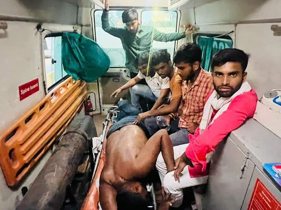 Akshay_Svar's tweet photo. #ShameOnDduguVC  
छात्र हॉस्पिटल में 
पुलिस हॉस्टल में
ये नया A+++ गोरखपुर विश्वविद्यालय है।
भ्रष्ट कुलपति मुर्दाबाद!
#DDU #ABVP https://t.co/p3QMOlDrBP