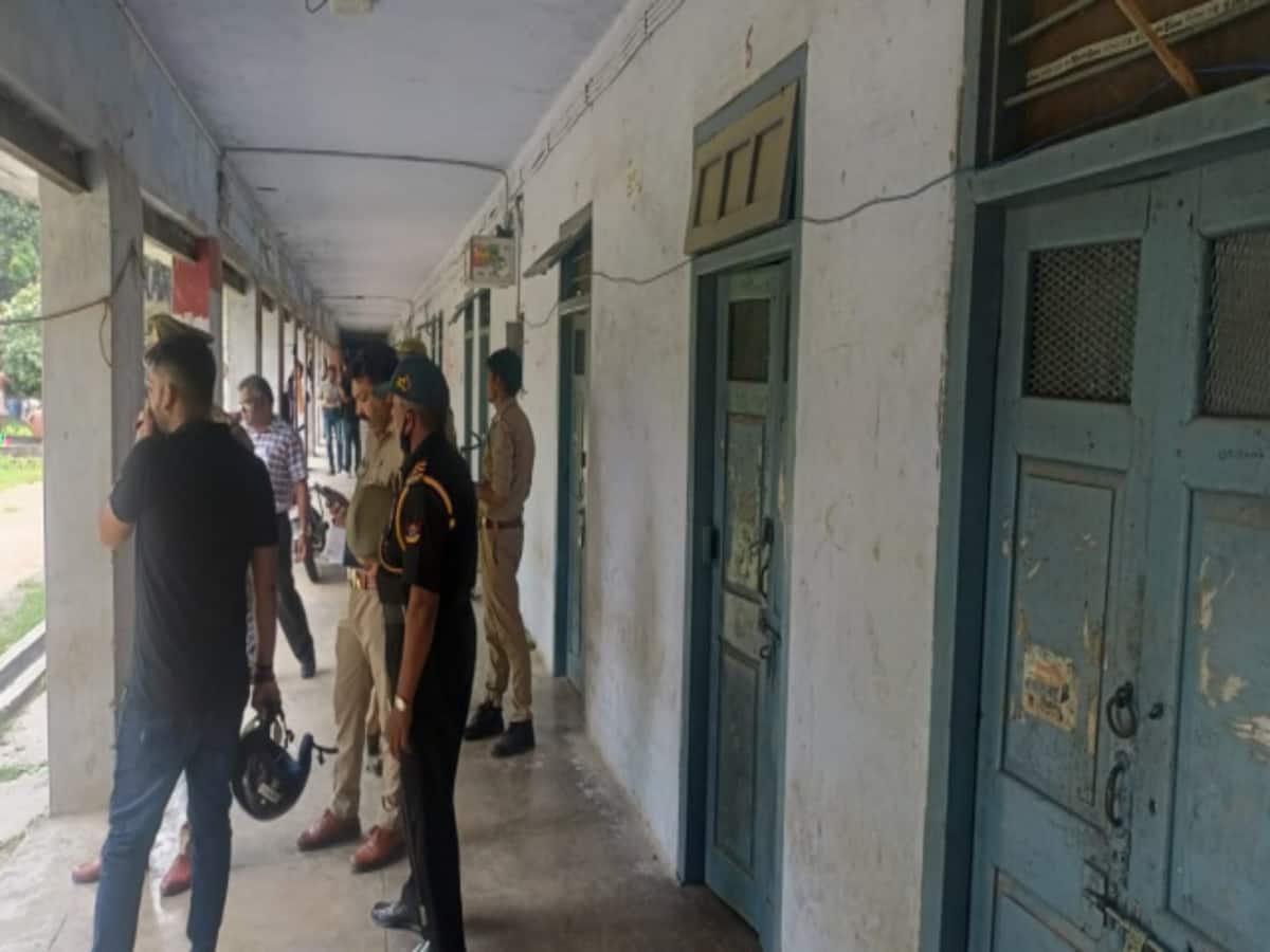 Akshay_Svar's tweet photo. #ShameOnDduguVC  
छात्र हॉस्पिटल में 
पुलिस हॉस्टल में
ये नया A+++ गोरखपुर विश्वविद्यालय है।
भ्रष्ट कुलपति मुर्दाबाद!
#DDU #ABVP https://t.co/p3QMOlDrBP