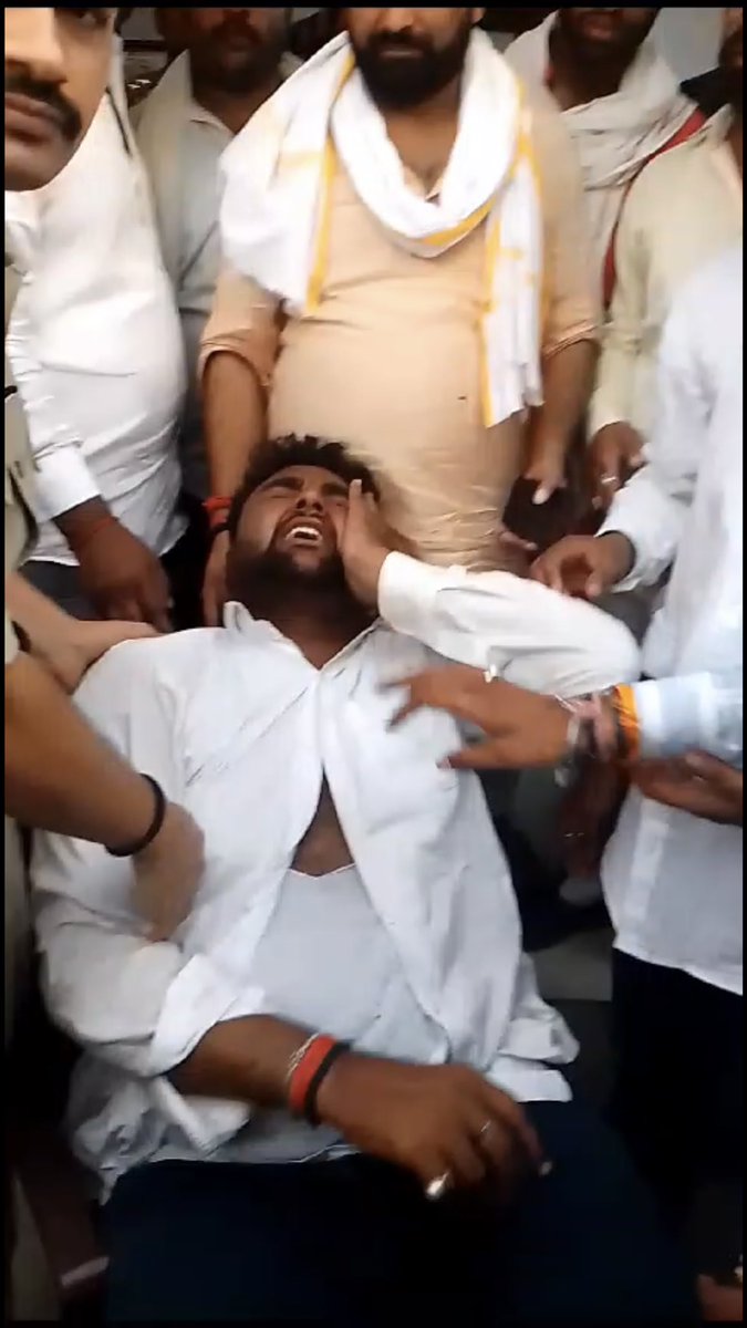 Akshay_Svar's tweet photo. #ShameOnDduguVC  
छात्र हॉस्पिटल में 
पुलिस हॉस्टल में
ये नया A+++ गोरखपुर विश्वविद्यालय है।
भ्रष्ट कुलपति मुर्दाबाद!
#DDU #ABVP https://t.co/p3QMOlDrBP
