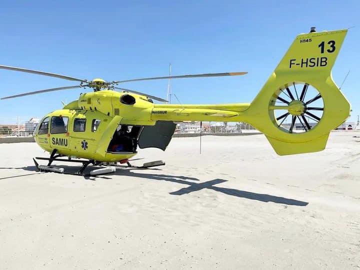 ActuSamu's tweet photo. [ ActuSAMU - Intervention ] : 🟠 Département des Bouches-du-Rhône : 

➡️ Commune de #SaintesMariesDeLaMer : Un noyé en mer en Arrêt Cardio-Respiratoire #ACR 

🚁 L’HéliSMUR du #SAMU13 AP-HM intervient pour assurer la réanimation médicale du patient 🩺

📸 Damien F https://t.co/rQMc0Lz87M