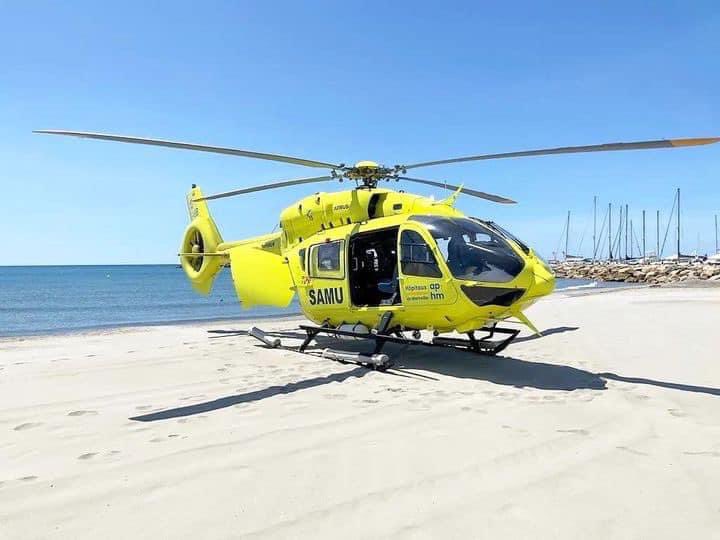 ActuSamu's tweet photo. [ ActuSAMU - Intervention ] : 🟠 Département des Bouches-du-Rhône : 

➡️ Commune de #SaintesMariesDeLaMer : Un noyé en mer en Arrêt Cardio-Respiratoire #ACR 

🚁 L’HéliSMUR du #SAMU13 AP-HM intervient pour assurer la réanimation médicale du patient 🩺

📸 Damien F https://t.co/rQMc0Lz87M