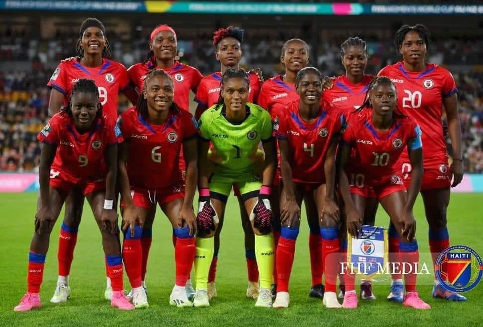 Samueljeanbap's tweet photo. MWEN FYÈ. 
Ayiti nan #worldcup2023 
Medam yo rèd !
🇭🇹😍⚽️
@TheusKerly @dumornaycorven @nerigolhaiti ak tout lòt medam yo, lanmou ak respè pou nou. Nou fè Ayisyen reveye maten an ak fyète.
FÒS !
Bon wi, Angletè jwenn yon penalty epi l jis fè 1-0 a.Vwala! 
Men medam nou yo rèd. https://t.co/N73kVzX6kH