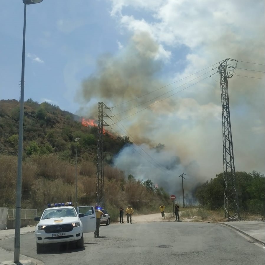 🚨🔥 S'ha declarat un incendi forestal al terme municipal de Cervelló, a tocar del Molí dels Frares. Bombers hi està treballant i ha demanat el confinament del veïnat de la urbanització Granja Garcia. La Policia Local està informant el veïnat de Sant Josep perquè estigui alerta.