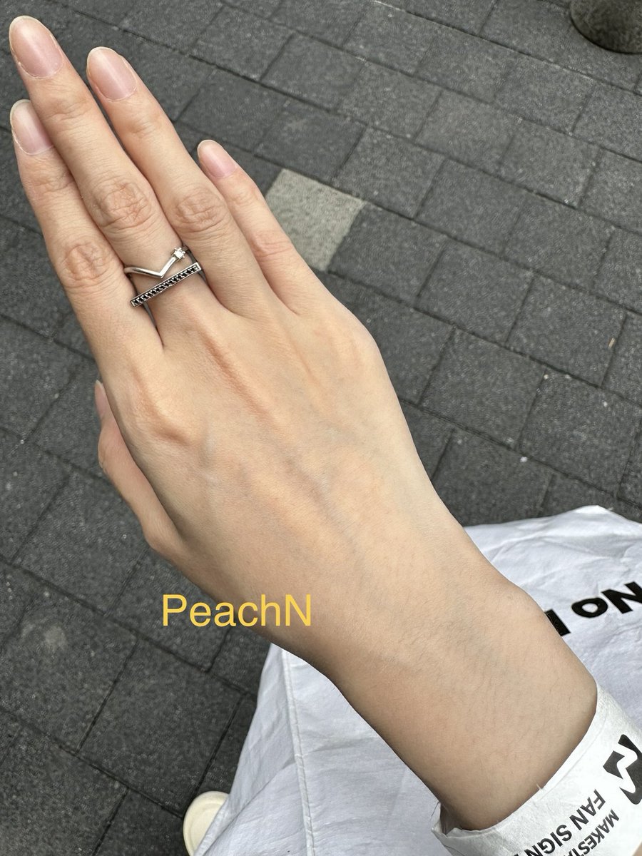 ThisispeachN's tweet photo. 20230716 Makestar #강다니엘 #KANGDANIEL #姜丹尼尔 
Try to explain the DK ring（I made it.😆）
I was so happy that I clapped hit hands that I forgot to take my signature album.😹 https://t.co/VyXKC8UJrb