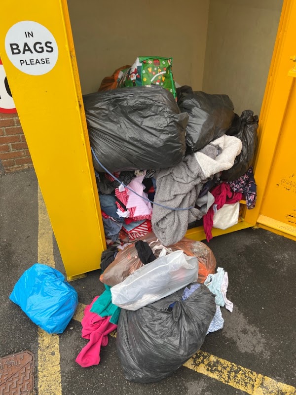 CMCWales's tweet photo. Last week, @SWFireandRescue and @firefighters999  collected over 12,500kg of used clothing from their fire stations in #Wales! Over the last month, they have collected over 50 tons of clothing which is over 3 lorry loads of clothing or the equivalent of 50 Fiat 500-sized cars! #FunFacts #Charity