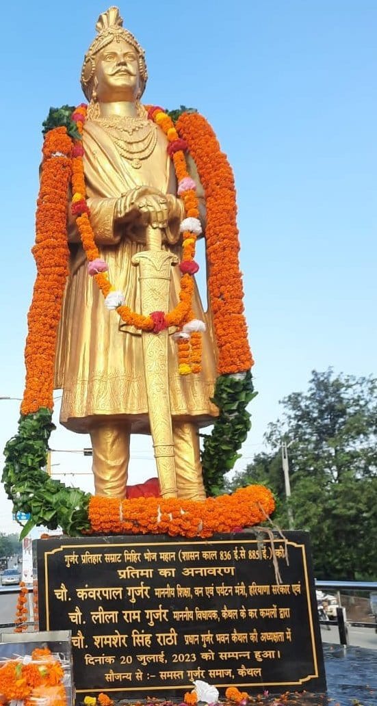 सम्राट मिहिर भोज क्षत्रिय थें ये पूरी दुनिया जानती है। मगर जब से BJP आई है लगातार इतिहास से छेड़छाड़ किया जा रहा है। जब-जब BJP और संघ को ज़रूरत पड़ी राजपूतों ने अपना तन-मन-धन लगा दिया। उसके बदले में BJP हर बार हमारे पीठ पर खंजर घोंपती रही। अब इन नमक हरामों का अंत करने का समय है।
