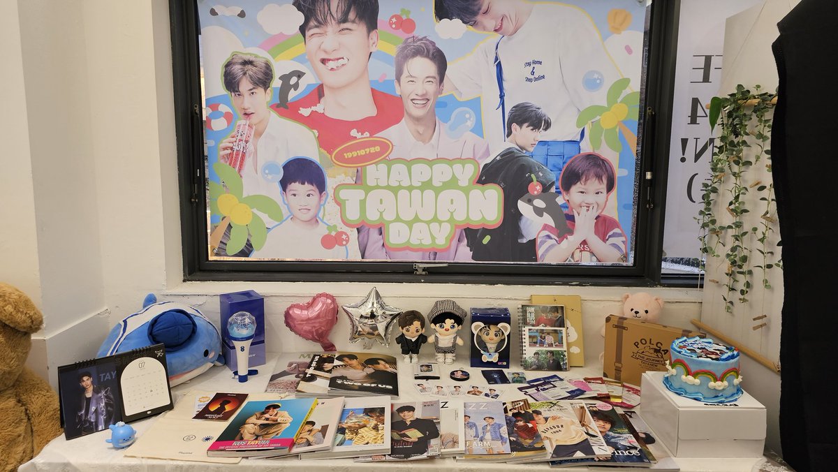kuma11242's tweet photo. 울 떼이로 가득가득!!!
정성가득한 사진들과 꾸밈들!!
덕분에 행복한 시간 보냈어요!!
울 떼이 생일 축하해😘

#떼이_ON_여름
#Taytawan32ndBirthday 
#taytawan
#tawan_v https://t.co/4KZECWAfSR