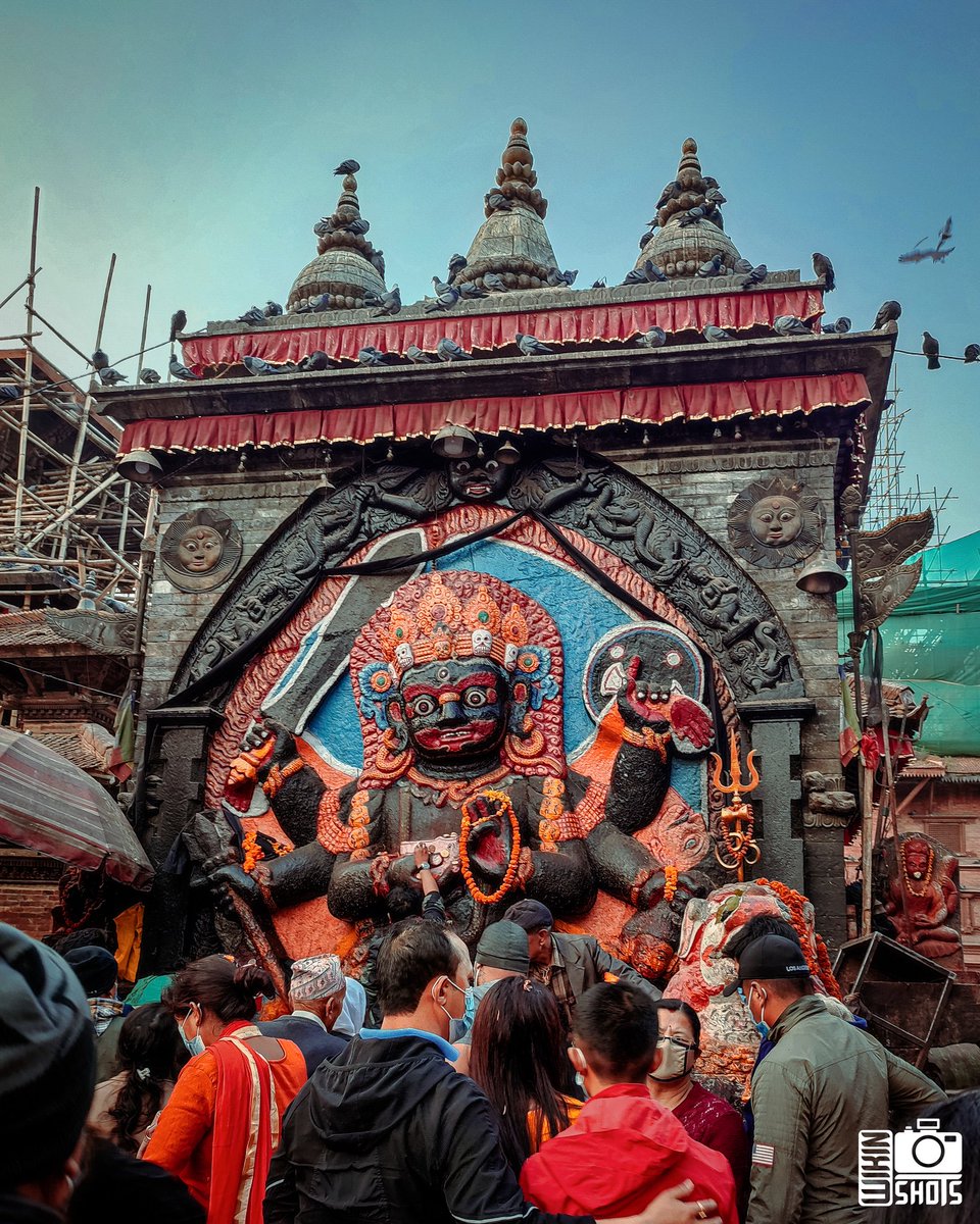 wikinshots's tweet image. Located in Hanuman Dhoka Durbar Square, Hindu shrine Kaal Bhairav is believed to have been carved from a single piece of stone.

©wikinshots 📷 

#wikinshots #wikin #nepal #kaalbhairav #shiva #hindu #buddhist #travellerlife #traveller #travelling #statue #photo #photography