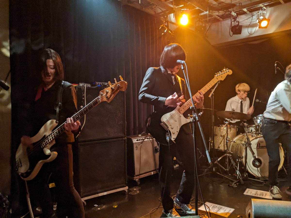 Tack_Timo_Be's tweet photo. ほんこち👇下北で #BLASTJAMS 恒例の企画
まずは千葉の至宝 #MONKEYGROW 、千葉ルック以来も成長著しく、新譜もゲット💿
千葉ロッテ話に食いついてきたベースのサキちゃんが、何と我が長女の母校の後輩と判明😱
ワイの推し心に火を点けた🔥 https://t.co/B6JUJGg6Kd
