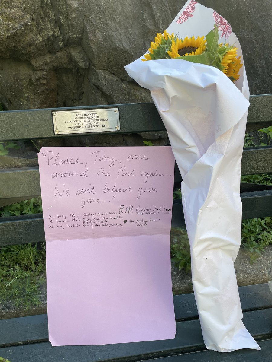 A few Central Park carriage drivers left this note on the Tony Bennett Bench which you can find at the entrance of the park - one of Tony’s favorite spots to spend an afternoon. 💐