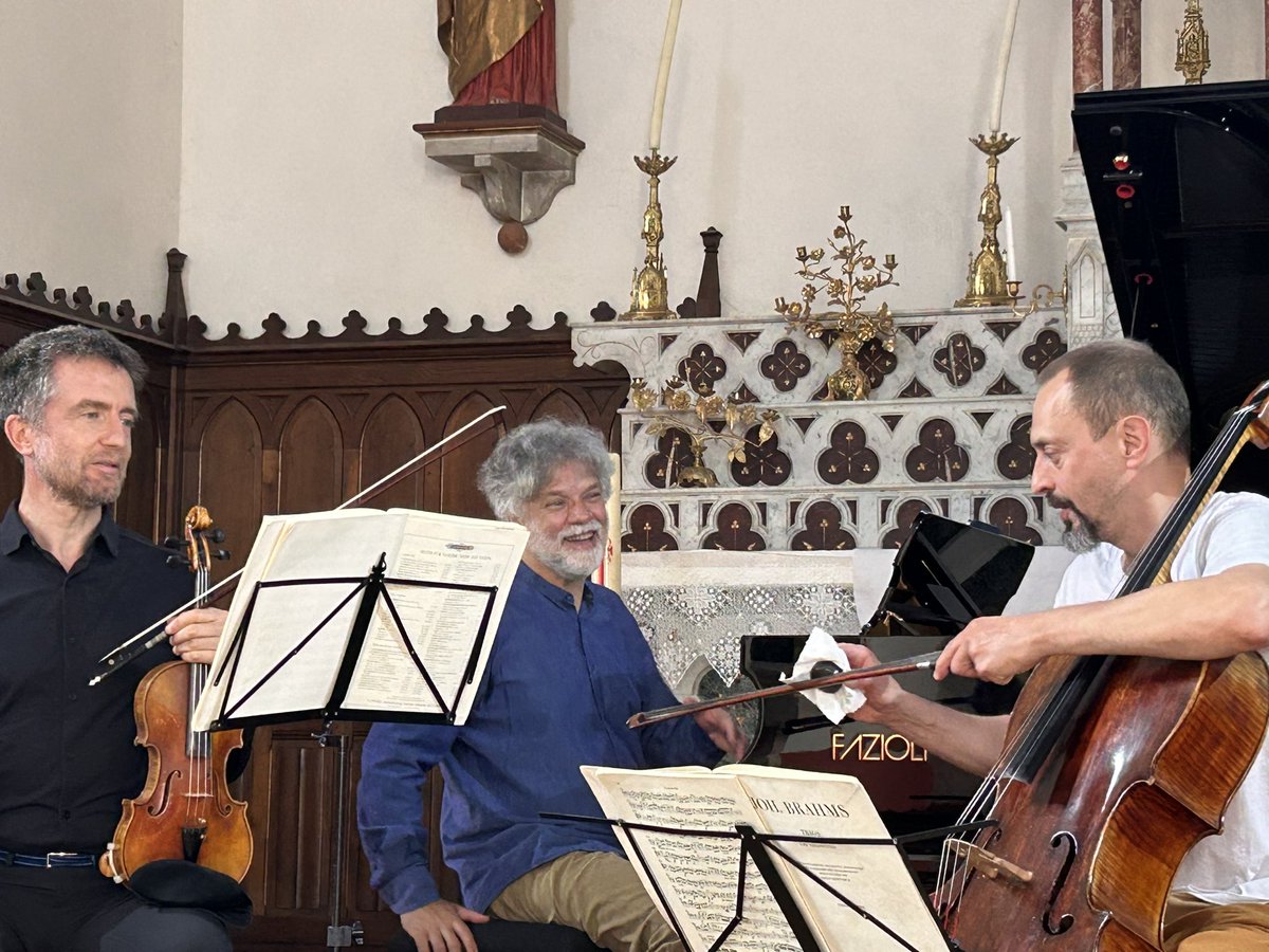 Concert en trio #Musiqueetnature
<a href="/Papavrami/">Tedi Papavrami</a> @XavierPhillips <a href="/ffrguy/">François Guy</a>