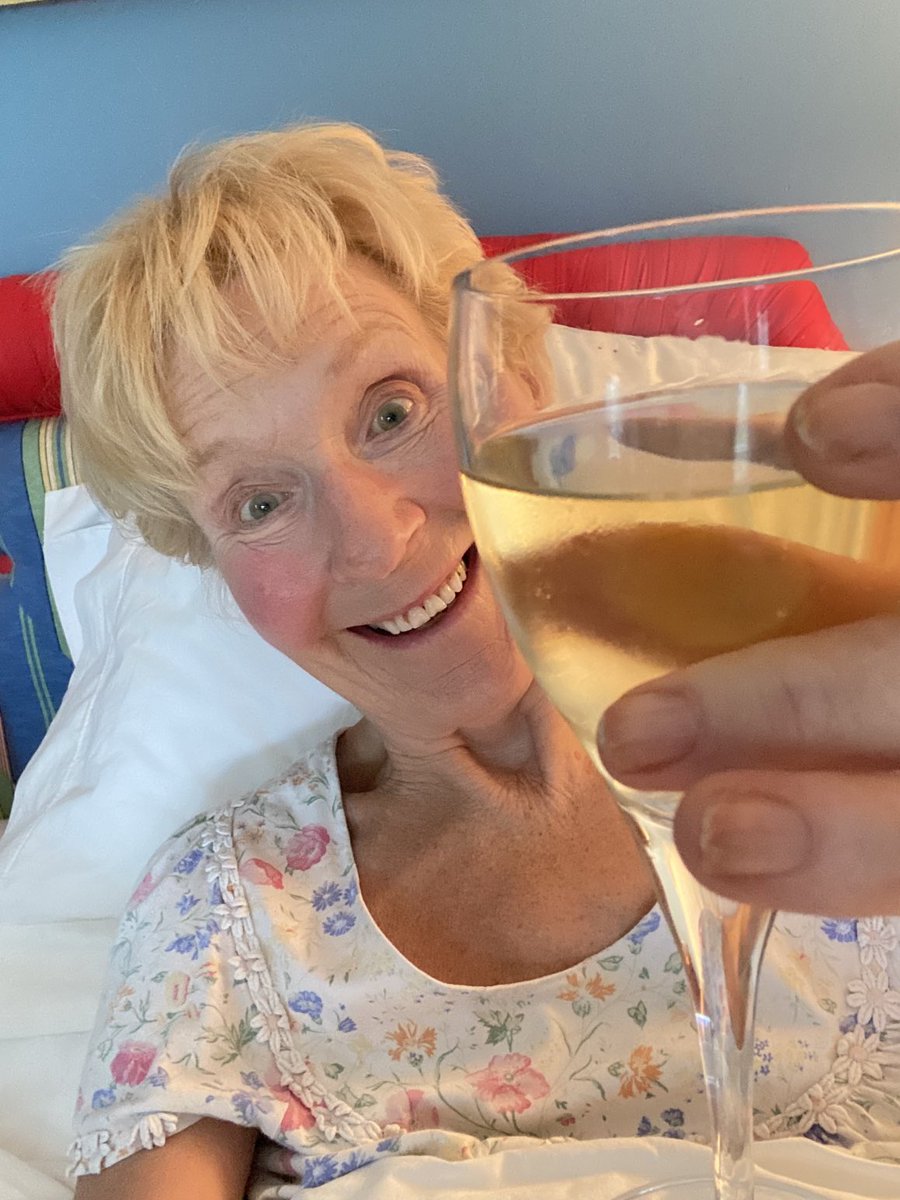 brit_battleaxe's tweet photo. Purely medicinal & to celebrate 12 hours with no bleeding knee! Thank you for all support & encouragement - the end is in sight! #CheersGang #Yardarm #BottomsUp https://t.co/0pqqxB0jaZ