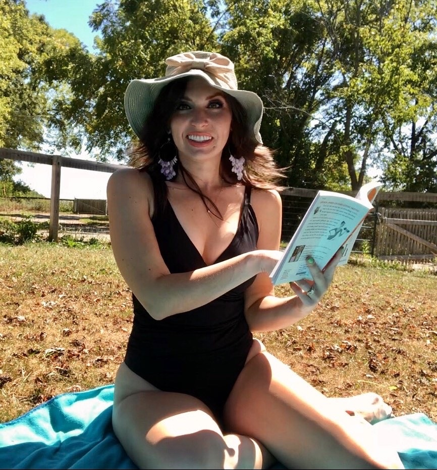 amanda_copy's tweet photo. Ain't nothing like a nice summer day to hang out in the sun! I'm reading #SkinnyBitch right now. Who else is soaking up the rays?
.
.
.
#copywriter #marketingwriter #reading #writing #summermarketing #summer https://t.co/8ot73eHG4X