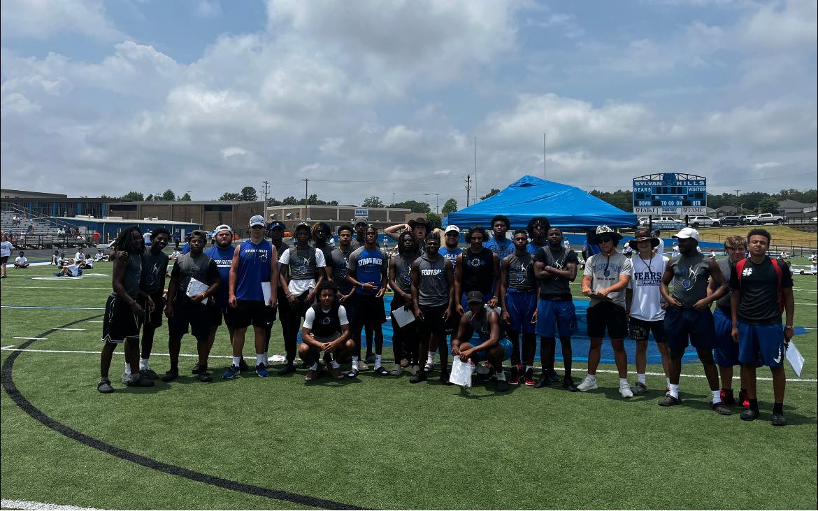 pcssdschools's tweet image. It may been a month ago, but we're still hearing buzz from the 3rd annual Future Bears Youth Football Camp! There were 150 kids from 1st - 7th grade who attended the camp and over 30 high school athletes helped out with the camp. Looks like it was a fun week! #pcssd.proud