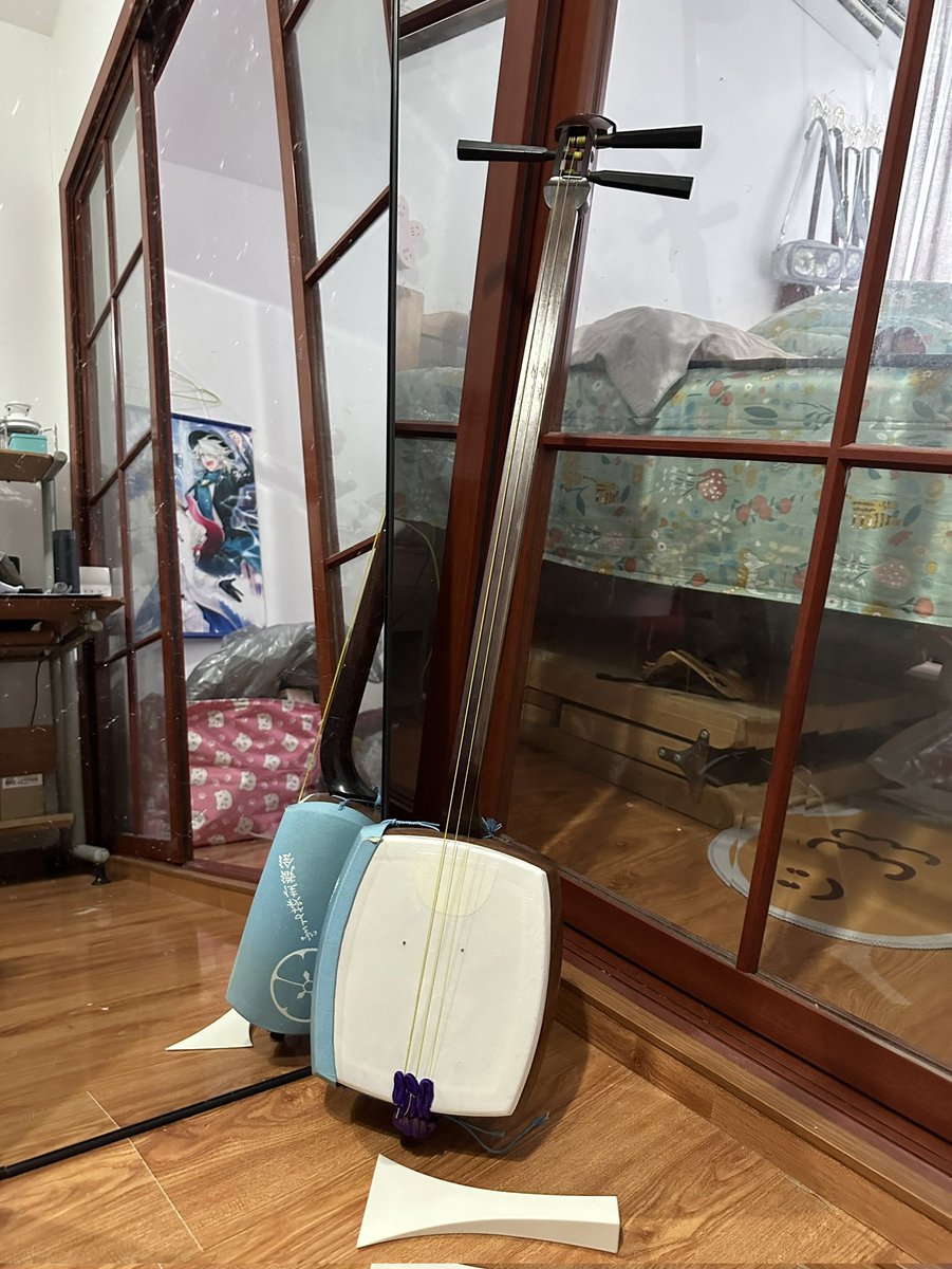 BloomInVaidurya's tweet photo. 我家的湖蓝色胴掛三味线和拿mini三味线的キングゥ https://t.co/lKrNiHWwma