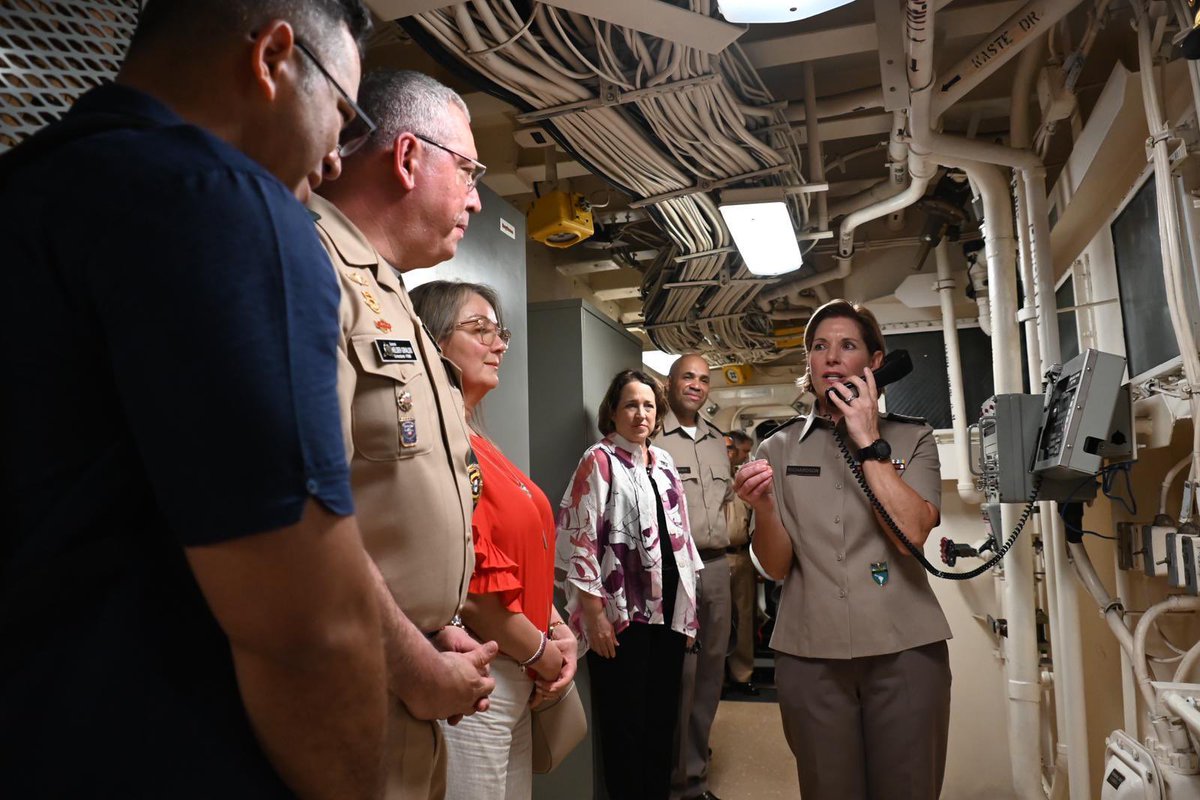 Southcom's tweet image. Visit to #USSNewYork: 
Yesterday in Colombia, #SOUTHCOM’s Gen. Laura Richardson &amp;amp; Amb. Jean Manes, along with General Commander of the Colombian Military Forces, Gen. Helder Giraldo, visited service members aboard USS New York during #UNITASLXIV. @USNavy @NAVSOUS4THFLT