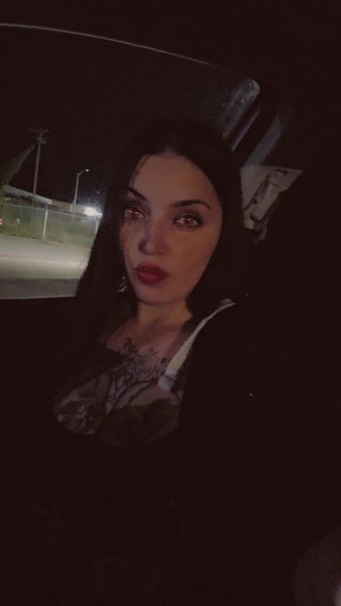 I spent the night chilling with @katiekushxx2 💜 She said I was pretty ☺️ https://t.co/cA48s97dPb<a class="tags" href="/tag/katiekushxx2">@katiekushxx2</a>