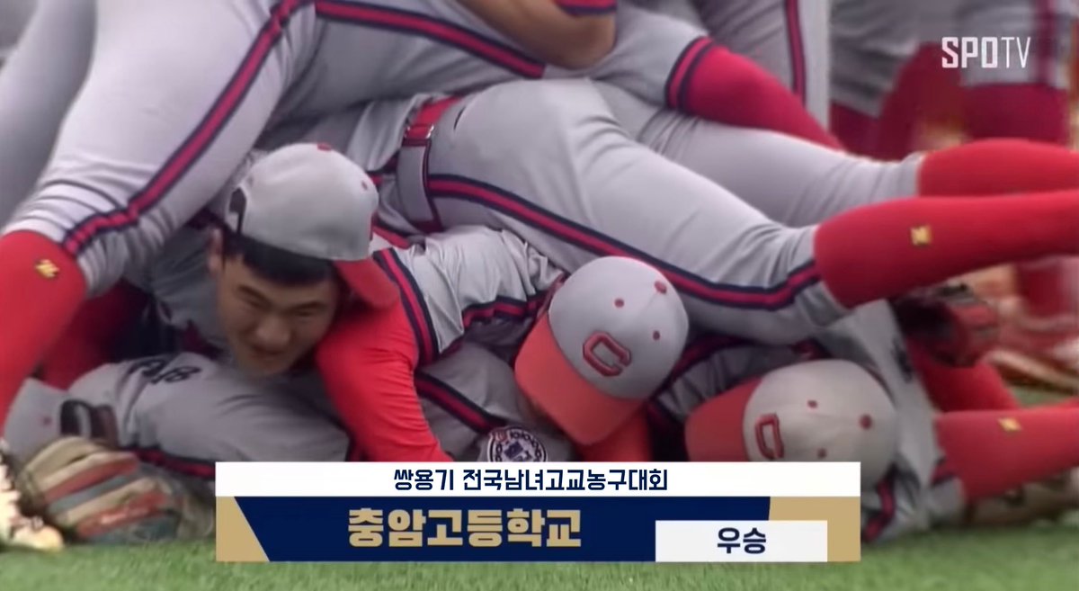 jjangddol55's tweet photo. 오늘 유료분... 정말 충격적이었습니다

설마설마하니
지상고도 
장도고도 
원중고도 
신유고도 
진훈정산도 
조형고도 아닌

서울의 자랑―

대 명문 "충암고등학교"가 쌍용기 농구 대�� 우승이라니. 
정말이지, 감탄을 자아내지 않을 수 없었습니다. https://t.co/MIShoIuVga