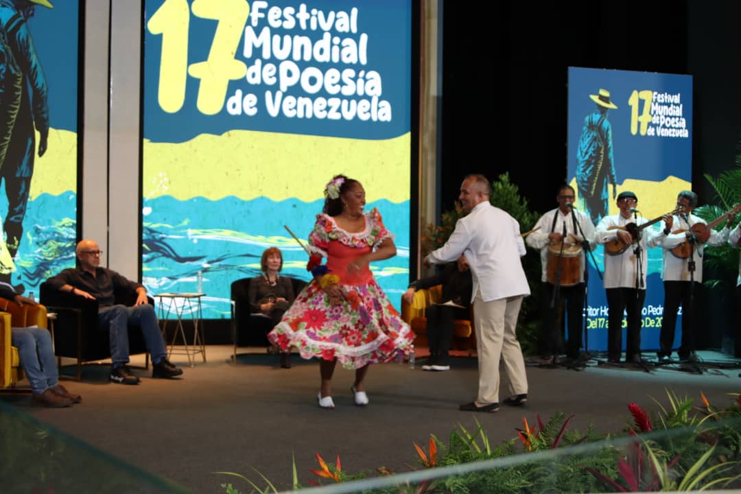 La gran gala del 17º Festival Mundial de Poesía de Venezuela, inicio este #17Jul con la excelente participación del Presidente de la Asamblea Nacional, el poeta Jorge Rodríguez.

@jorgerpsuv
@luchaalmada
@DayraMRivasR

#22Jul
#AmarEsPoesía ♥️
#UnidosPorLaPoesia