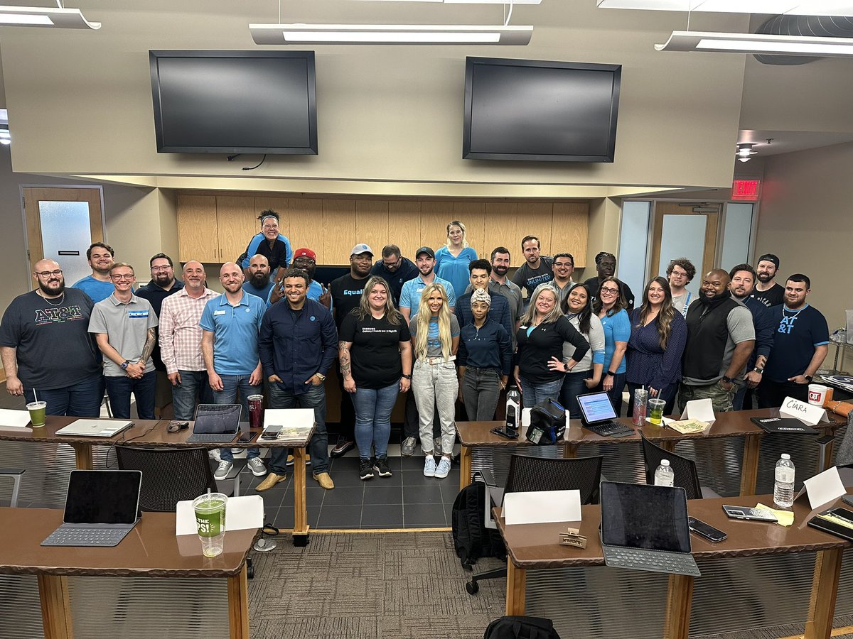 KBDkippster's tweet photo. Watch out other markets this St. Louis ASM crew is ready to roll!!!!  #LifeAtAtt #TeamLDLife https://t.co/ShMuyyLjHa