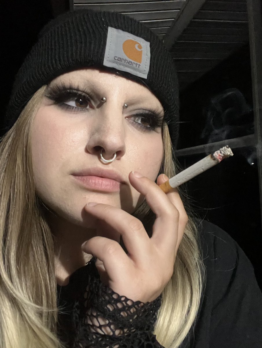 SlugB0ne's tweet image. I’ve always been too insecure in my makeup skills and abilities to ever so much as even attempt to do a black-only eyeshadow look. This is my first and only attempt in all of my nearly 26 years of life, and I’d say it turned out pretty damn good ✌️

#nofilter #editfree