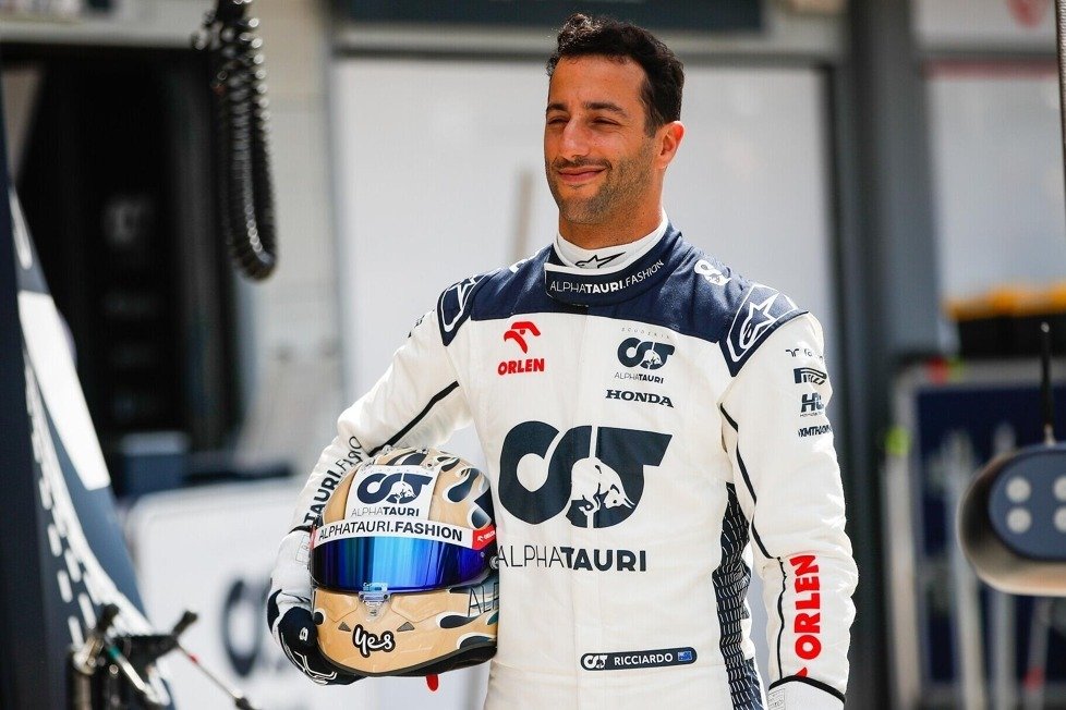 FastestPitStop's tweet photo. Daniel Ricciardo outqualifies Yuki Tsunoda on his debut for Alpha Tauri!

#F1 #HungarianGP https://t.co/WlkyjdsSPx
