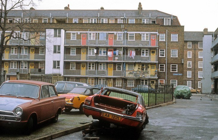 Pavement car parking outside Clarissa House on the Stonebridge Estate, Haggerston, which was
demolished in 1985