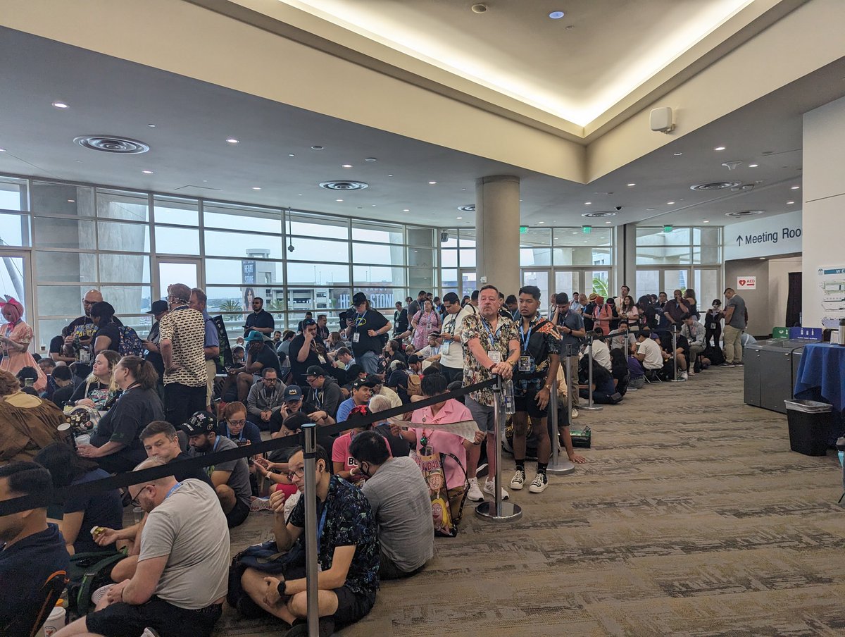 SD_Comic_Con's tweet photo. #SDCCLineUpdate the exhibit hall escalator line is just in the corridor right now 👍 #SDCC https://t.co/CpenfnEqRB