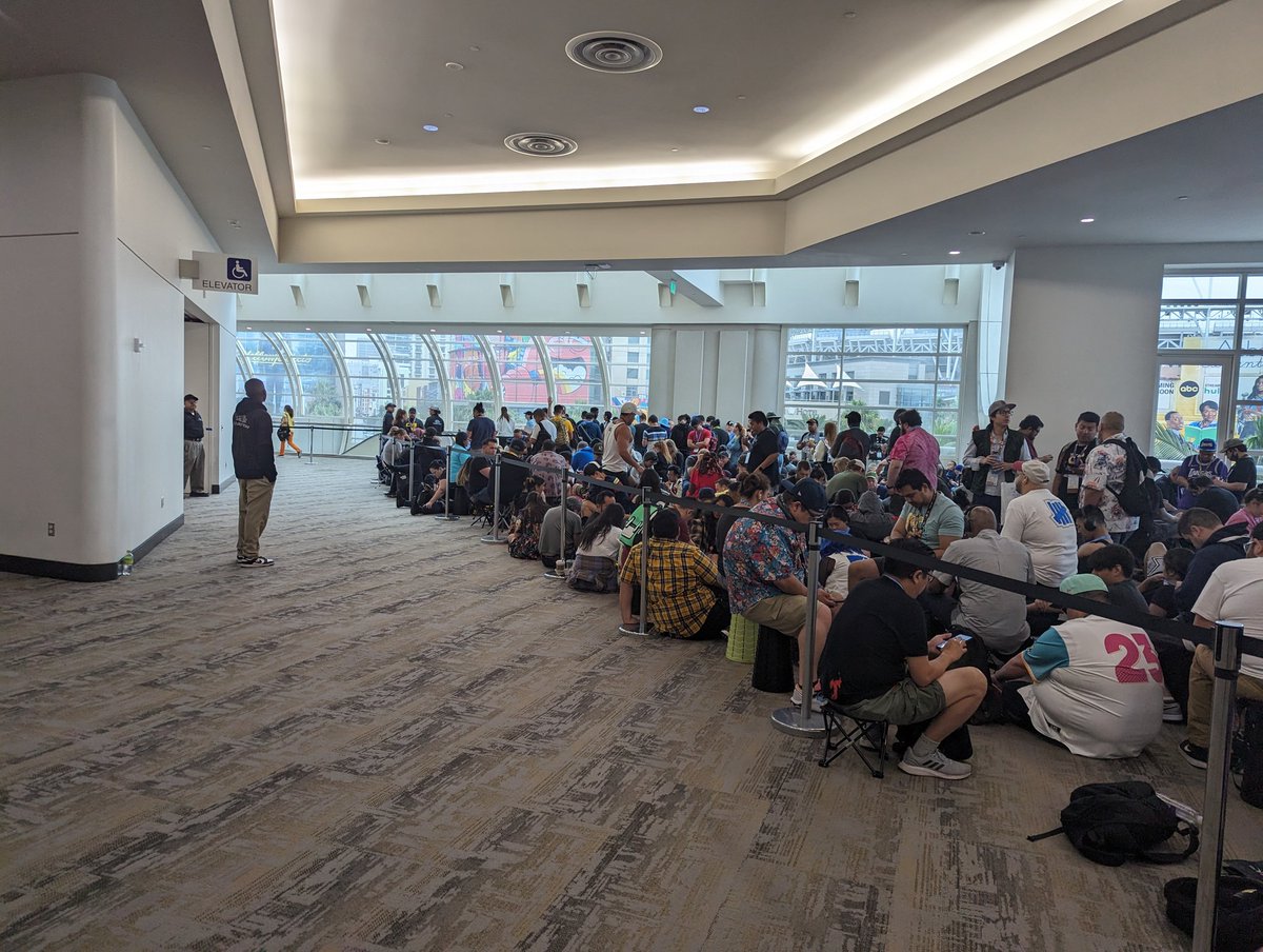 SD_Comic_Con's tweet photo. #SDCCLineUpdate the exhibit hall escalator line is just in the corridor right now 👍 #SDCC https://t.co/CpenfnEqRB