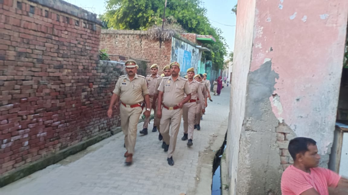 amrohapolice's tweet photo. #SP_ अमरोहा @langeh_ips के निर्देशन में थाना अमरोहा देहात पुलिस द्वारा अपराध नियंत्रण एवं कानून एवं शान्ति व्यवस्था तथा आगामी मोहर्रम पर्व के दृष्टिगत थाना क्षेत्रान्तर्गत पैदल गश्त की गयी तथा ताजिये/जुलूस रूट मार्गों का निरीक्षण किया गया ।
#UPPolice
#FootPatrolling https://t.co/a2gSg9oj7z