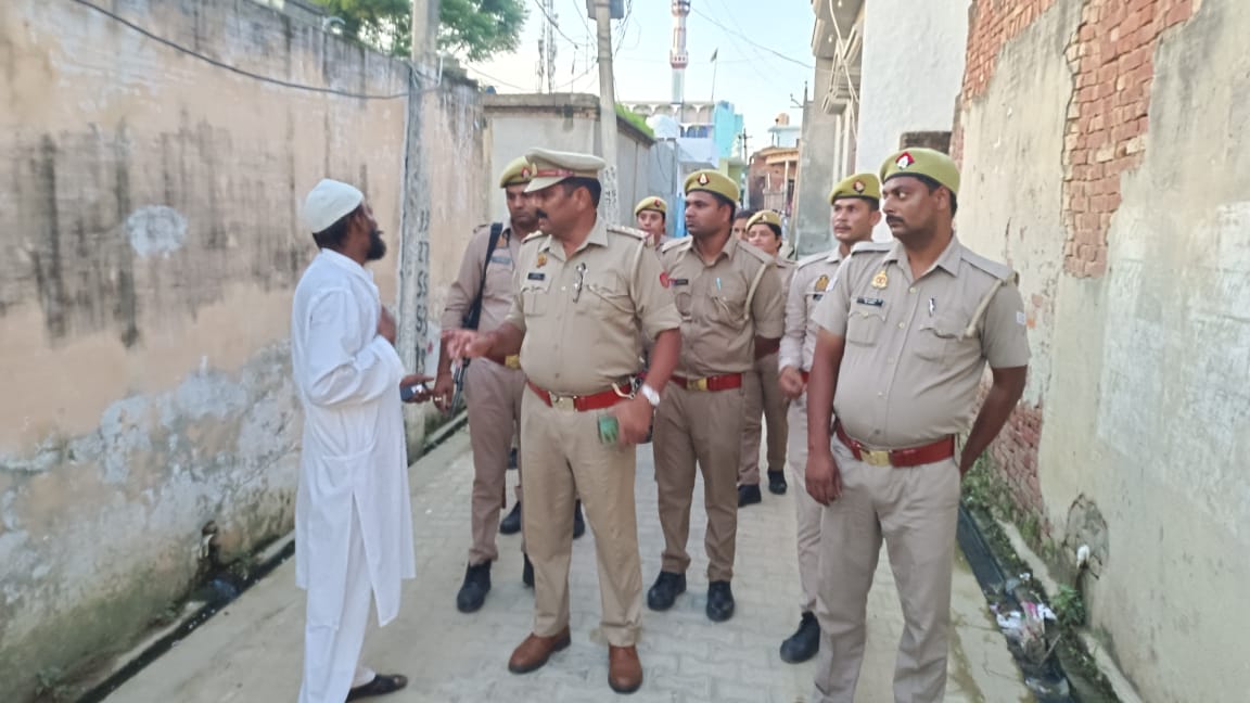 amrohapolice's tweet photo. #SP_ अमरोहा @langeh_ips के निर्देशन में थाना अमरोहा देहात पुलिस द्वारा अपराध नियंत्रण एवं कानून एवं शान्ति व्यवस्था तथा आगामी मोहर्रम पर्व के दृष्टिगत थाना क्षेत्रान्तर्गत पैदल गश्त की गयी तथा ताजिये/जुलूस रूट मार्गों का निरीक्षण किया गया ।
#UPPolice
#FootPatrolling https://t.co/a2gSg9oj7z