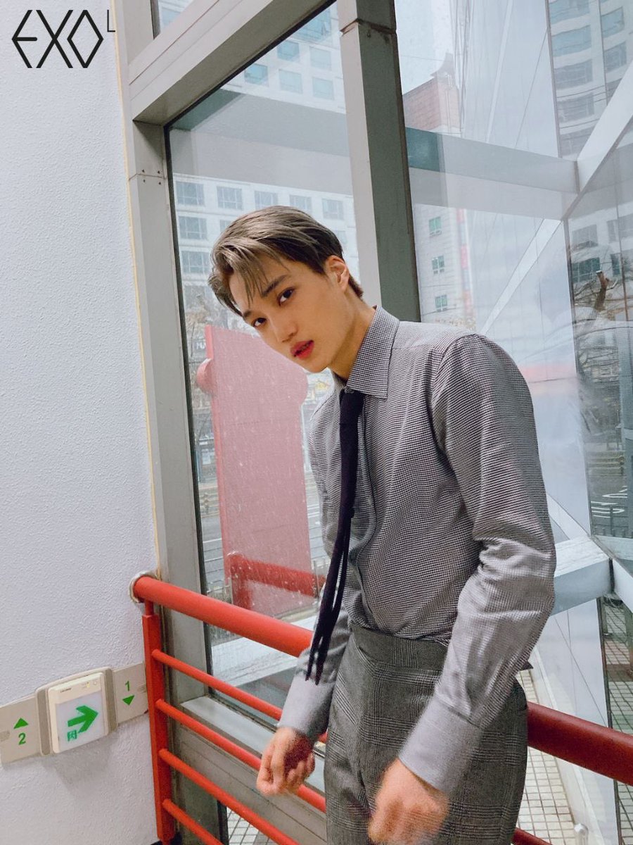 kimkai88exo_'s tweet photo. +جمع کنید، جمع کنید
-چی شده؟
+رییس! رییس رو توی راهرو‌ دیدم
-چی میگی، شوخی نکن اون الان سئول نیست!
سهون: اپا؟! بدبخت شدیم
@weareoneEXO https://t.co/5KlvbL9oNF