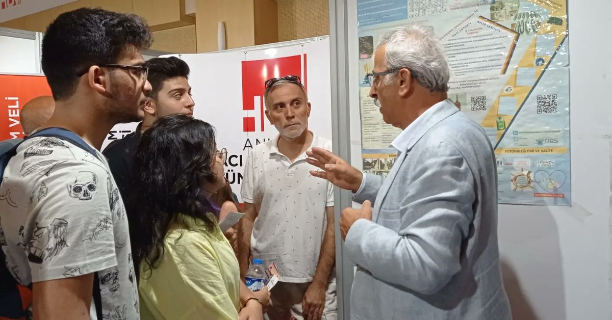 Gazi_Universite's tweet photo. 🔵 Congresium'da devam eden tercih fuarında adayları standımıza bekliyoruz. Rektör Yardımcımız Prof. Dr. Yücel Gelişli ve Fotonik Bölüm Başkanı Prof. Dr. Süleyman Özçelik de adaylara üniversitemizi anlattı.

#gaziliolmakayrıcalıktır
#GaziÜniversitesi https://t.co/s3BncbPQbn