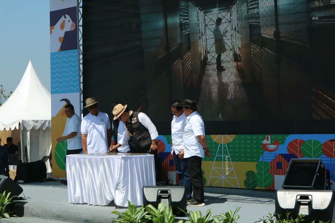 Carponboy's tweet photo. Dr. (H.C) H. Mochamad Ridwan Kamil, S.T., M.U.D., atau dikenal dengan sapaan Kang Emil (Gubernur Jawa Barat), menghadiri event Kontes Ternak Dan Expo Pangan 2023 yang diselenggarakan di Area Bumi Perkemahan Kiara Payung, Sumedang, Jawa Barat (22 Juli 2023). https://t.co/c7ro4sgqjh