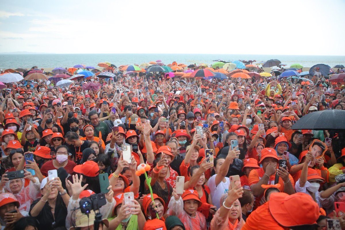 MFPThai's tweet image. [ เสียงของประชาชนต้องมีความหมาย! ‘พิธา’ ขอประชาชนอย่าหมดหวัง 8 พรรคลงเรือลำเดียวกัน หวังรักษาสัจจะที่ให้กับประชาชน ]

🌧️ วันนี้ (22 ก.ค.) พิธา ลิ้มเจริญรัตน์ @Pita_MFP หัวหน้าพรรคก้าวไกล พร้อมด้วย ส.ส.ชลบุรี พรรคก้าวไกล…