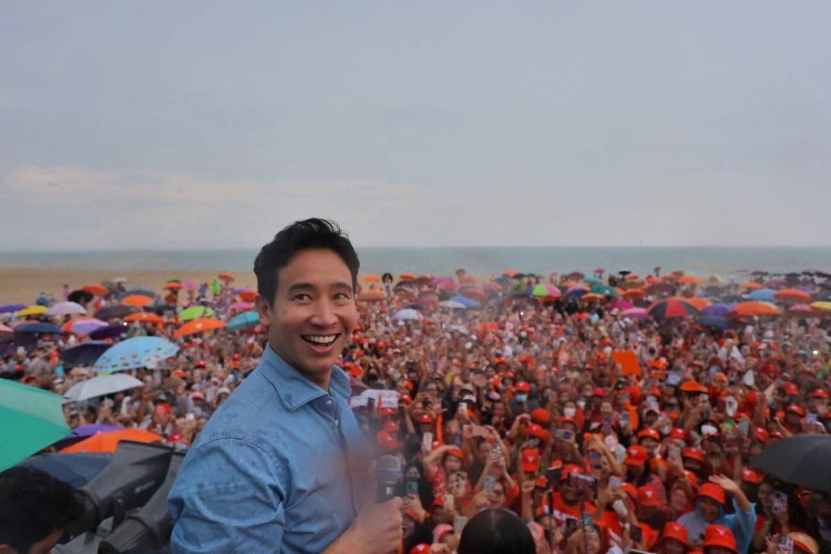 MFPThai's tweet image. [ เสียงของประชาชนต้องมีความหมาย! ‘พิธา’ ขอประชาชนอย่าหมดหวัง 8 พรรคลงเรือลำเดียวกัน หวังรักษาสัจจะที่ให้กับประชาชน ]

🌧️ วันนี้ (22 ก.ค.) พิธา ลิ้มเจริญรัตน์ @Pita_MFP หัวหน้าพรรคก้าวไกล พร้อมด้วย ส.ส.ชลบุรี พรรคก้าวไกล…