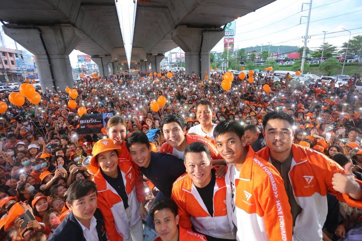 MFPThai's tweet image. [ เสียงของประชาชนต้องมีความหมาย! ‘พิธา’ ขอประชาชนอย่าหมดหวัง 8 พรรคลงเรือลำเดียวกัน หวังรักษาสัจจะที่ให้กับประชาชน ]

🌧️ วันนี้ (22 ก.ค.) พิธา ลิ้มเจริญรัตน์ @Pita_MFP หัวหน้าพรรคก้าวไกล พร้อมด้วย ส.ส.ชลบุรี พรรคก้าวไกล…