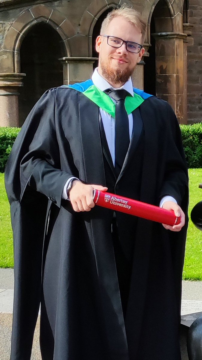 TwoUnderscoresH's tweet photo. Graduated! Bye bye student discounts https://t.co/7pKDjLkYLU