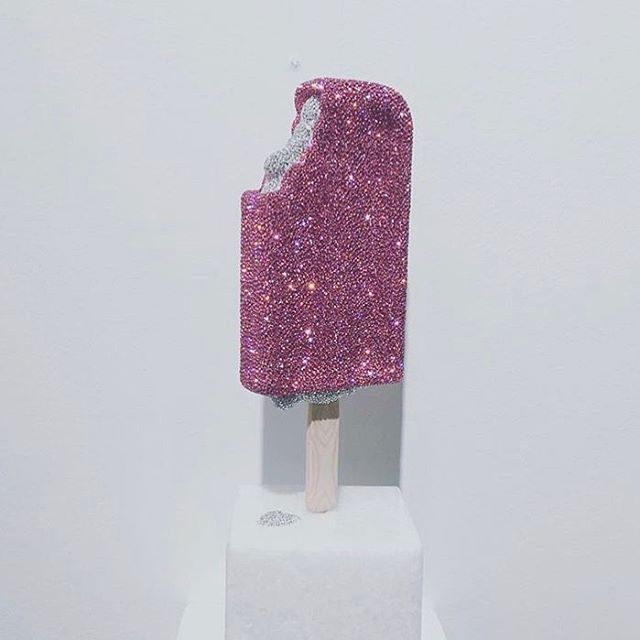 Fadhlaoui2's tweet photo. C'est mon #anniv' today , donc #Gâteaux #Bougies #Glaces in #Art #thème 😊#VonnSumner candle hat #peinture .#DanielJACOB #sculpture https://t.co/YsxQFj3IZ6