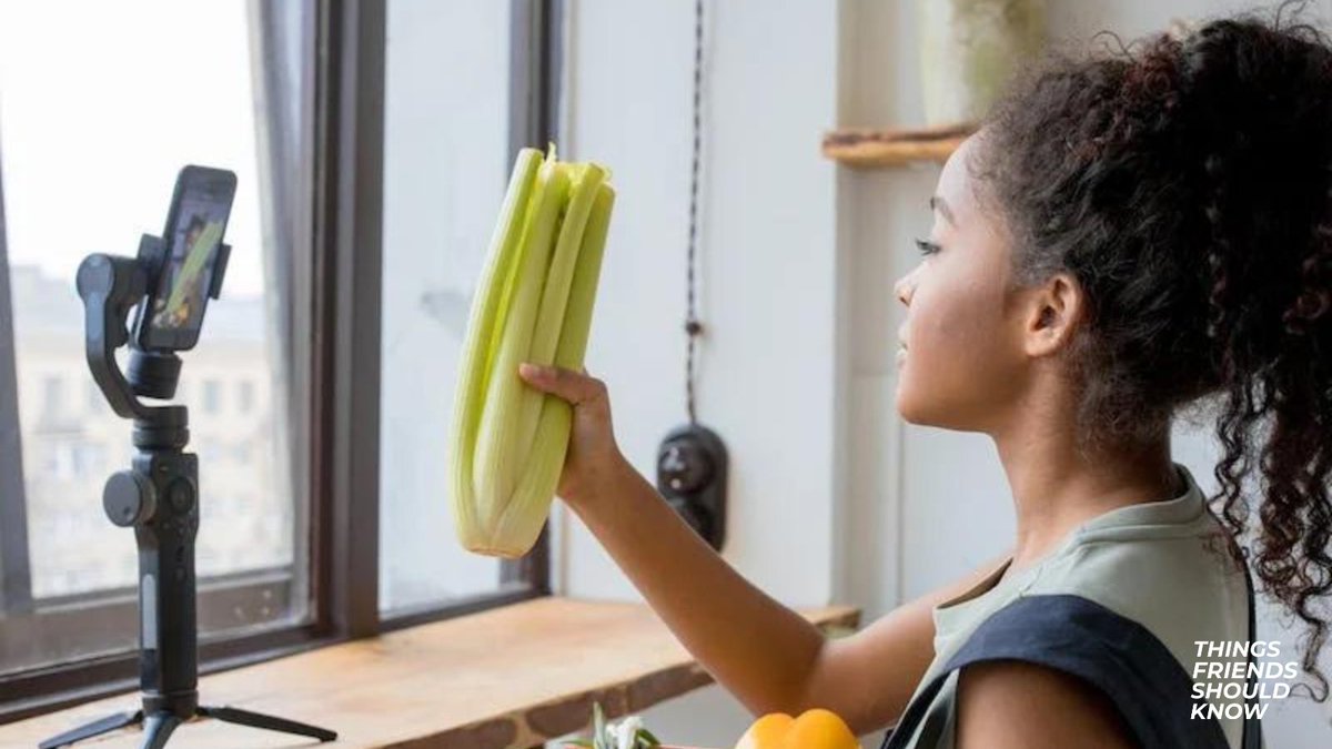 TwftkFriends's tweet image. With #celeryjuice, our friend said goodbye to brain fog, inflammation, and toxins, and hello to a more vibrant and healthier her.✨ shorturl.at/hxFXY