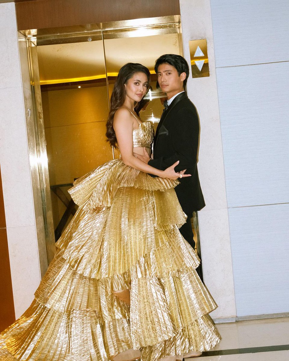 It's giving ✨ expensive power couple ✨ 

#RoyalBlood stars Megan Young and Mikael Daez giving off that Diana and Kristoff Royales energy on the #GMAGala2023! And we're loving it so much! 

📸 : <a href="/meganbata/">Megan Young</a>