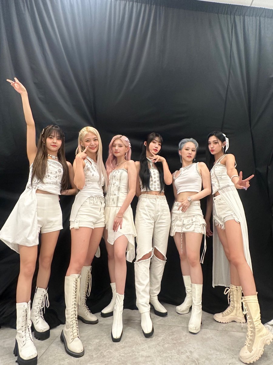 Yireof's tweet photo. Everglow shines bright as they grace the stage with their sensational performances, captivating the hearts of fans from all around the world. https://t.co/Y7TZxdG0J3