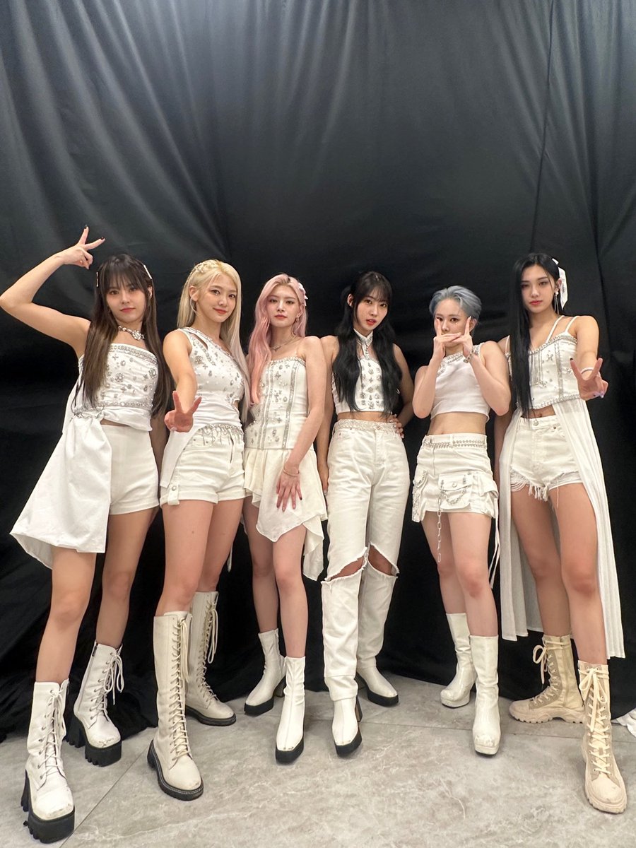 Yireof's tweet photo. Everglow shines bright as they grace the stage with their sensational performances, captivating the hearts of fans from all around the world. https://t.co/Y7TZxdG0J3