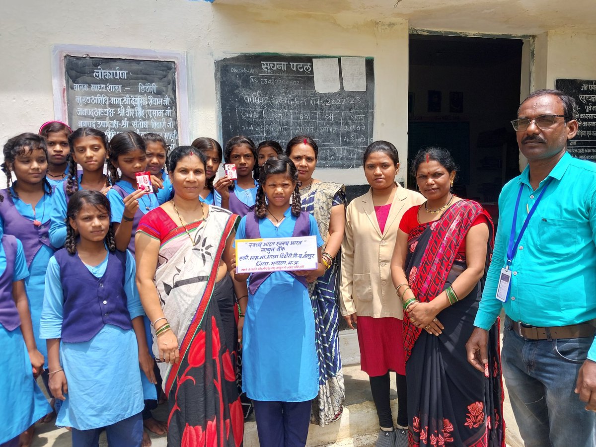 SubhashBanskar's tweet photo. Integrated https://t.co/zDARoUKHW6 Dithori,Block Nainpur,Mandla Under "Clean Habit Healthy India" soap bank was prepared so that students in school can wash hands with soap before eating and after using toilet.#School4dev/UNICEF 
@Jhimly2
@monicamaurya2 @school4dev https://t.co/WYTuFx7xuA
