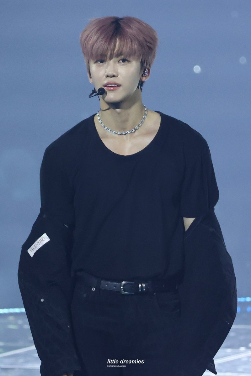 เสื้อยืดดำ แจ็คเกตดำ กับสร้องเงิน พร้อมไหลกว้างๆ ใครตะไปไหว ปะปี๊หยุดเดี๊ยวนี้