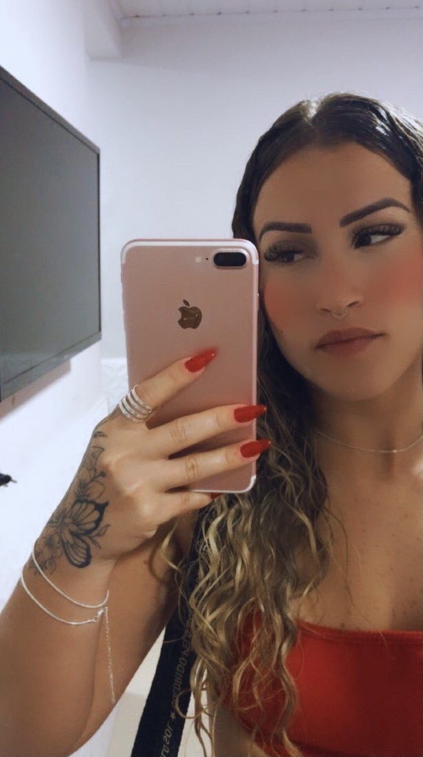 lorahingridvic's tweet photo. Uma dama de vermelho ♥️ https://t.co/dIkVTWz6ln