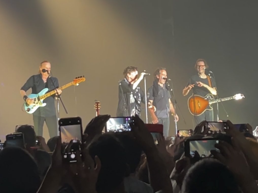 rock_scene's tweet photo. 「まもなく…」のアナウンスが入った瞬間、ステージに居るメンバーを頭に浮かべただけで涙が出てきた。そこにはニコニコしてるパットもいたから。
でも今夜パットは確かに居た。レモンイエローのエネルギーを感じた。
初めて観たライブから30年…今夜は一番愛に溢れたライブだった。
次はwinery dogs！ https://t.co/ldBI3z1EpN