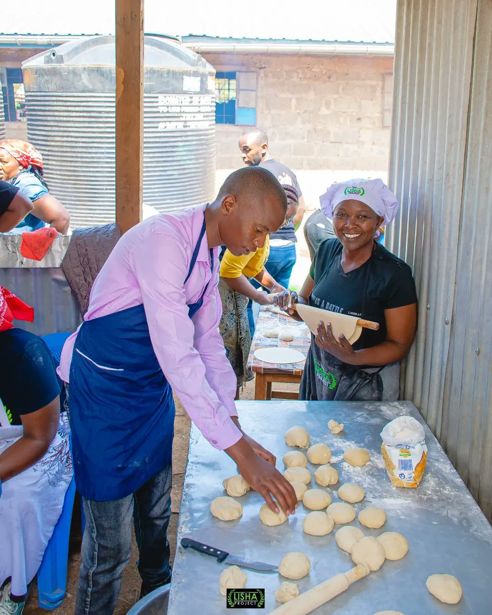 LishaProject's tweet image. 👨‍🍳🍳 Real men cook! 
At Likii Primary School celebrates Chapati Day with culinary talents on display. Gender doesn't define cooking skills. #TheLishaProject #mencook #chapatiday #igerskenyan #Lisha_at_2 🍳👩‍🍳 Bon appétit!